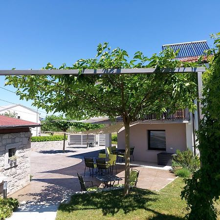 Guesthouse Pri Mihelovih Sezana Exterior photo